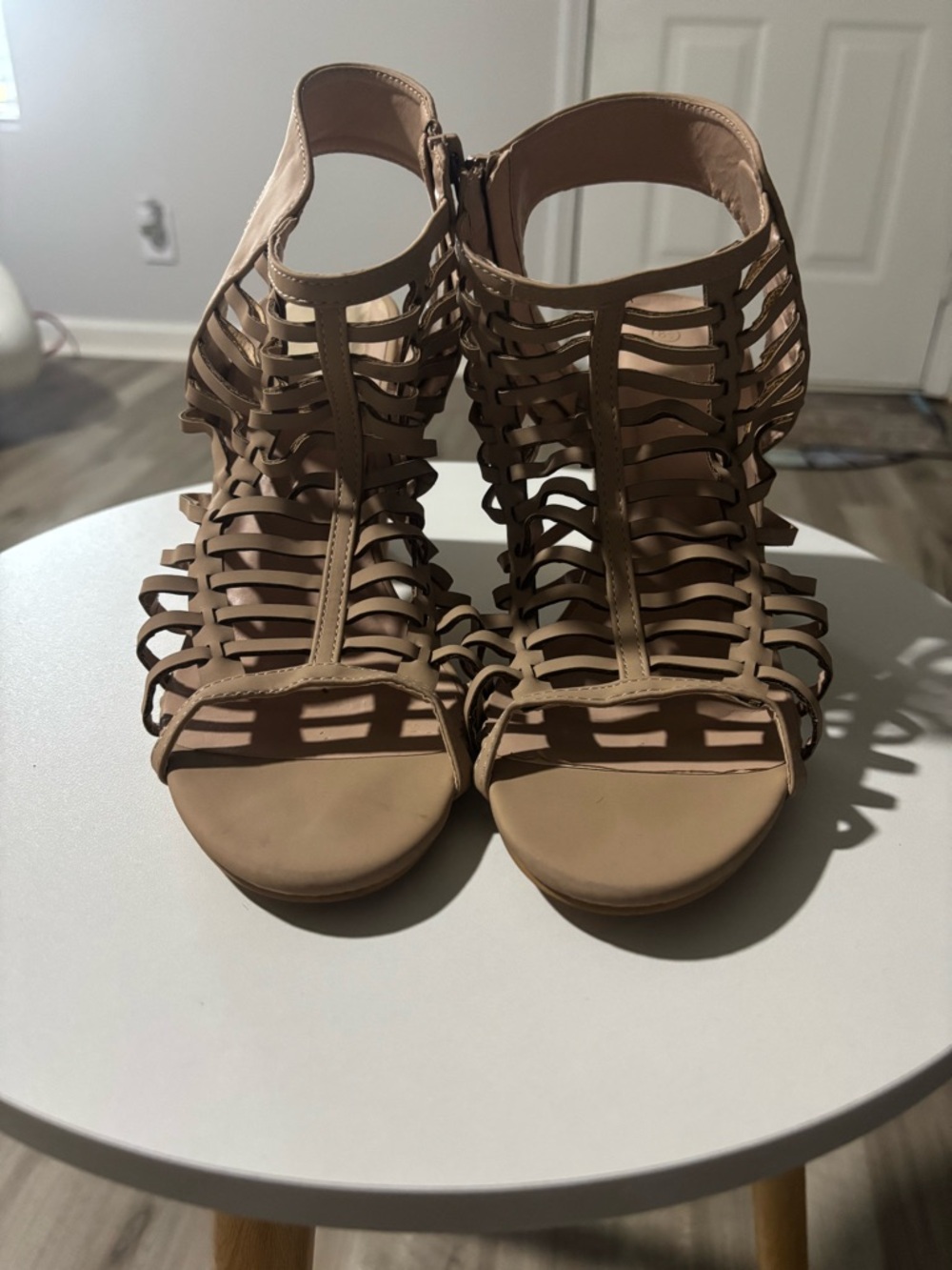 Women’s Strappy Cage Sandals in Nude